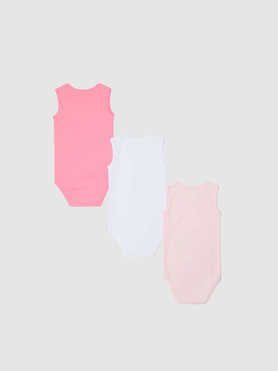 Three-pack pink and white sleeveless bodysuits in organic cotton_1
