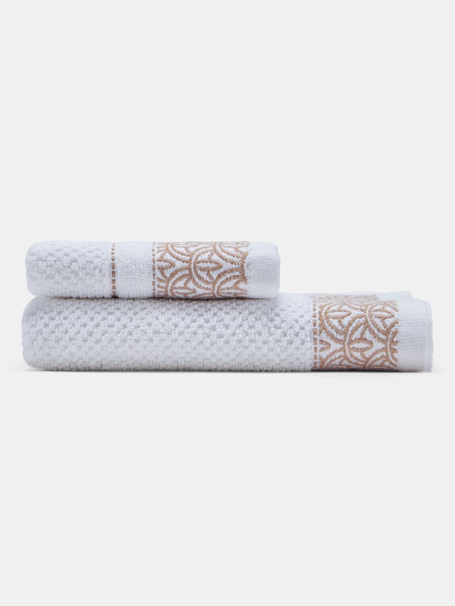 Embroidered towel in 100% cotton_0