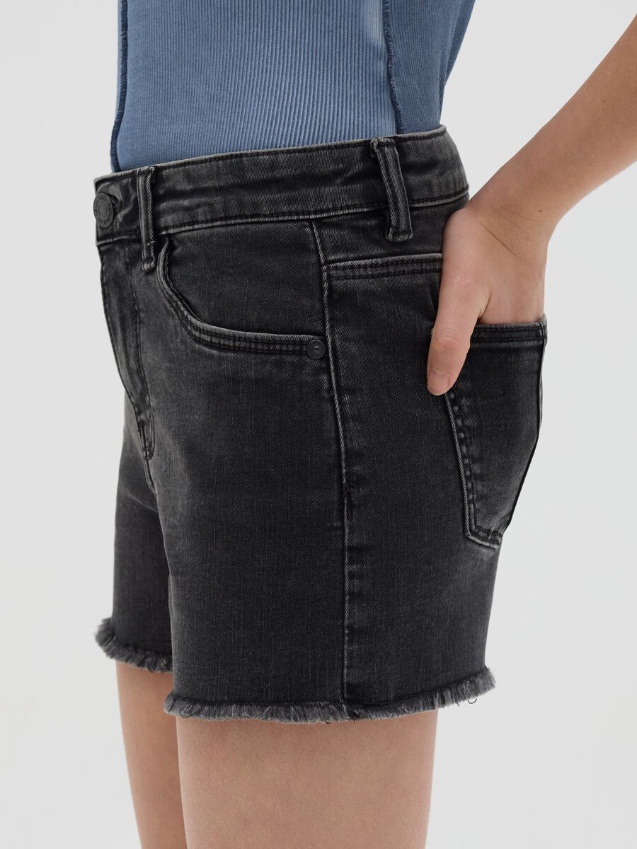 Shorts neri cinque tasche con orlo sfrangiato_2