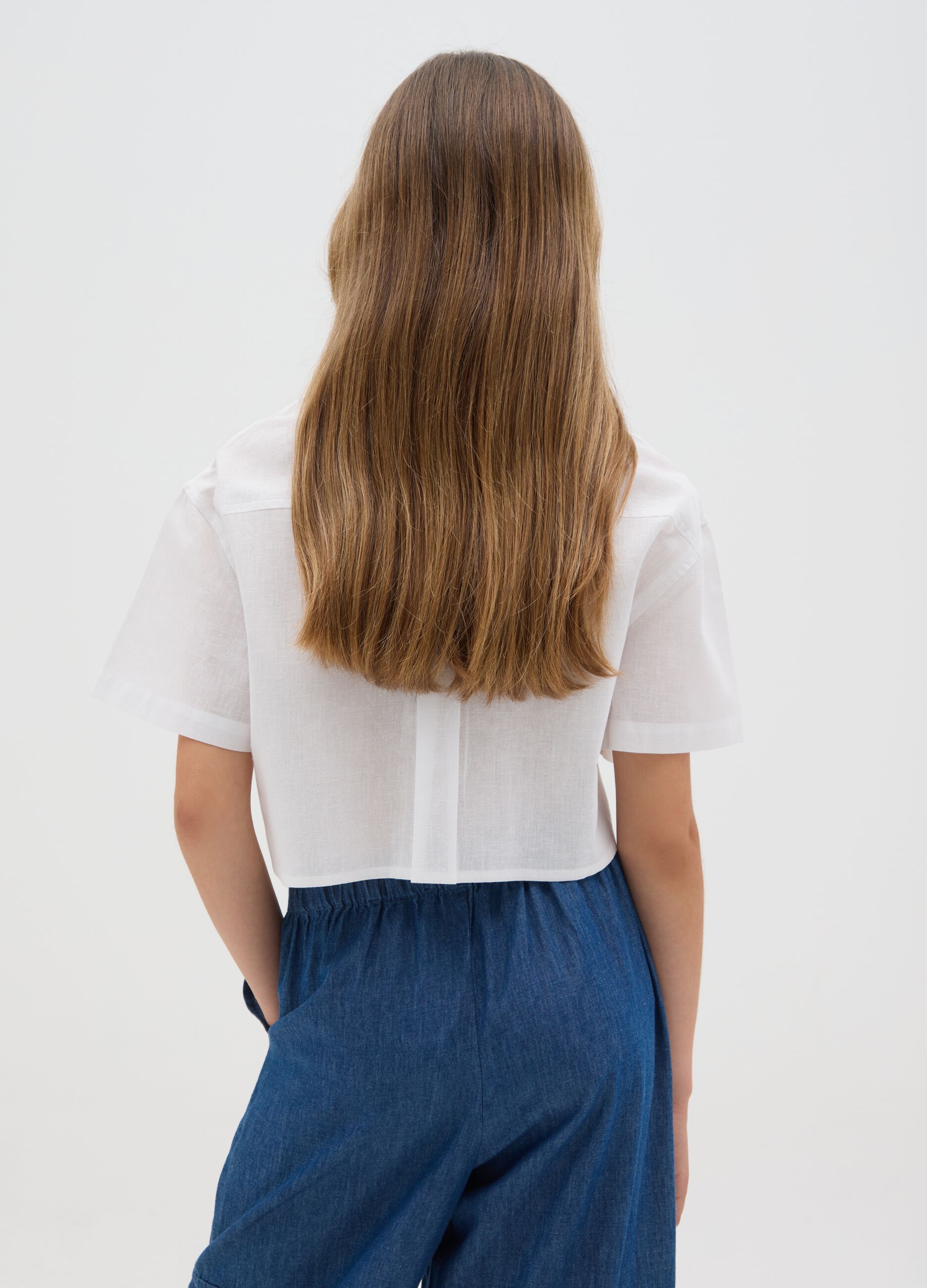 Girl's short white cotton and linen regular fit shirt with front knot
