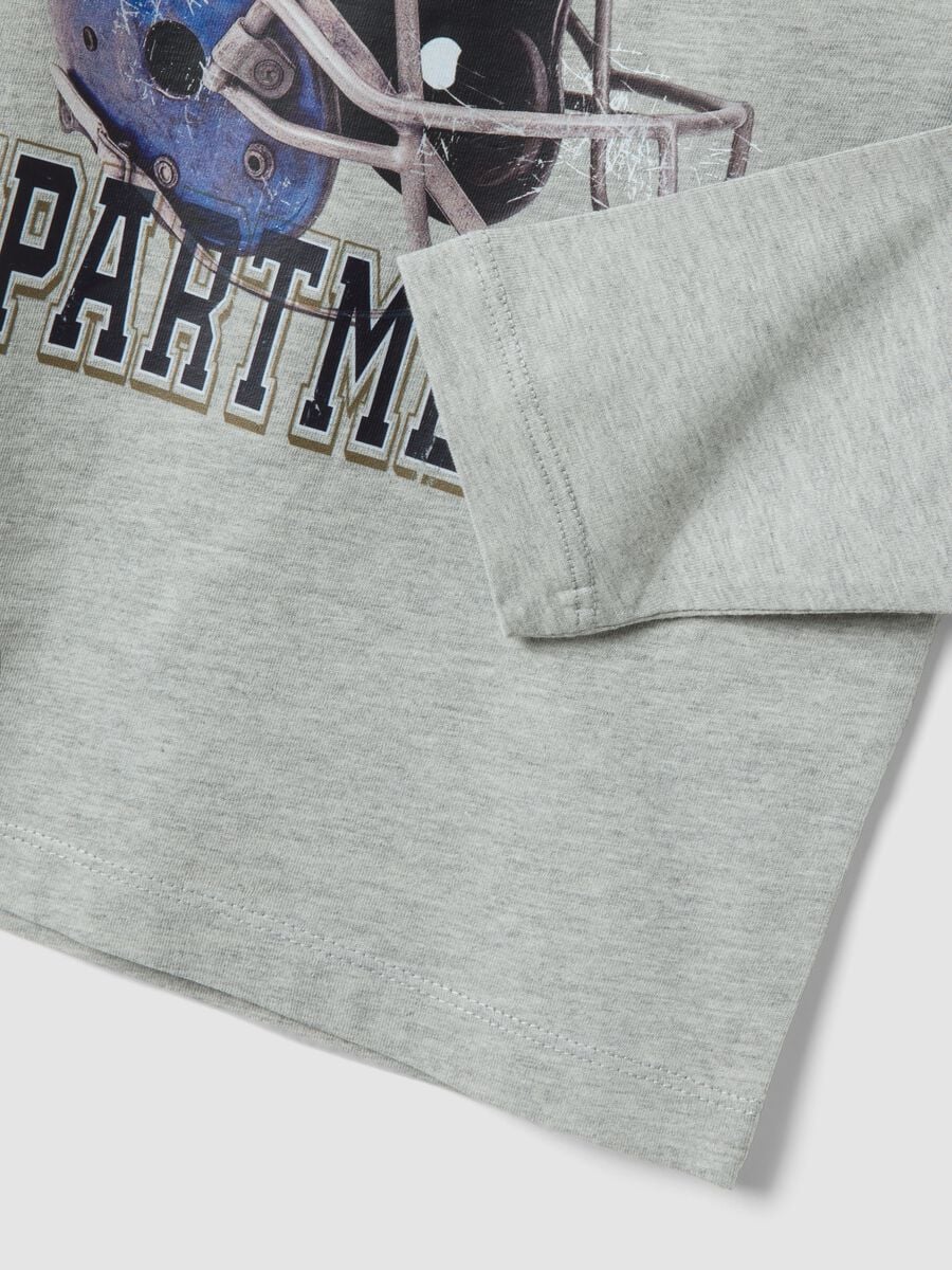 T-shirt grigia in misto cotone e viscosa con stampa college per bambino_3