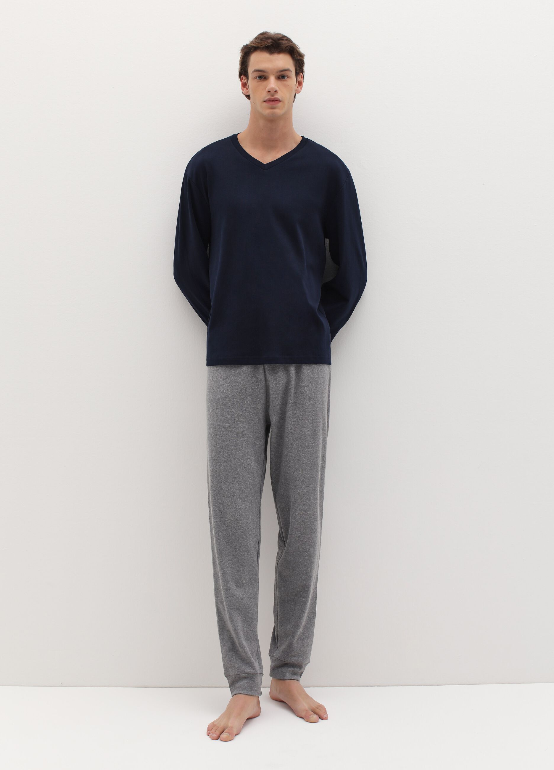 Long pyjamas with V-neck top