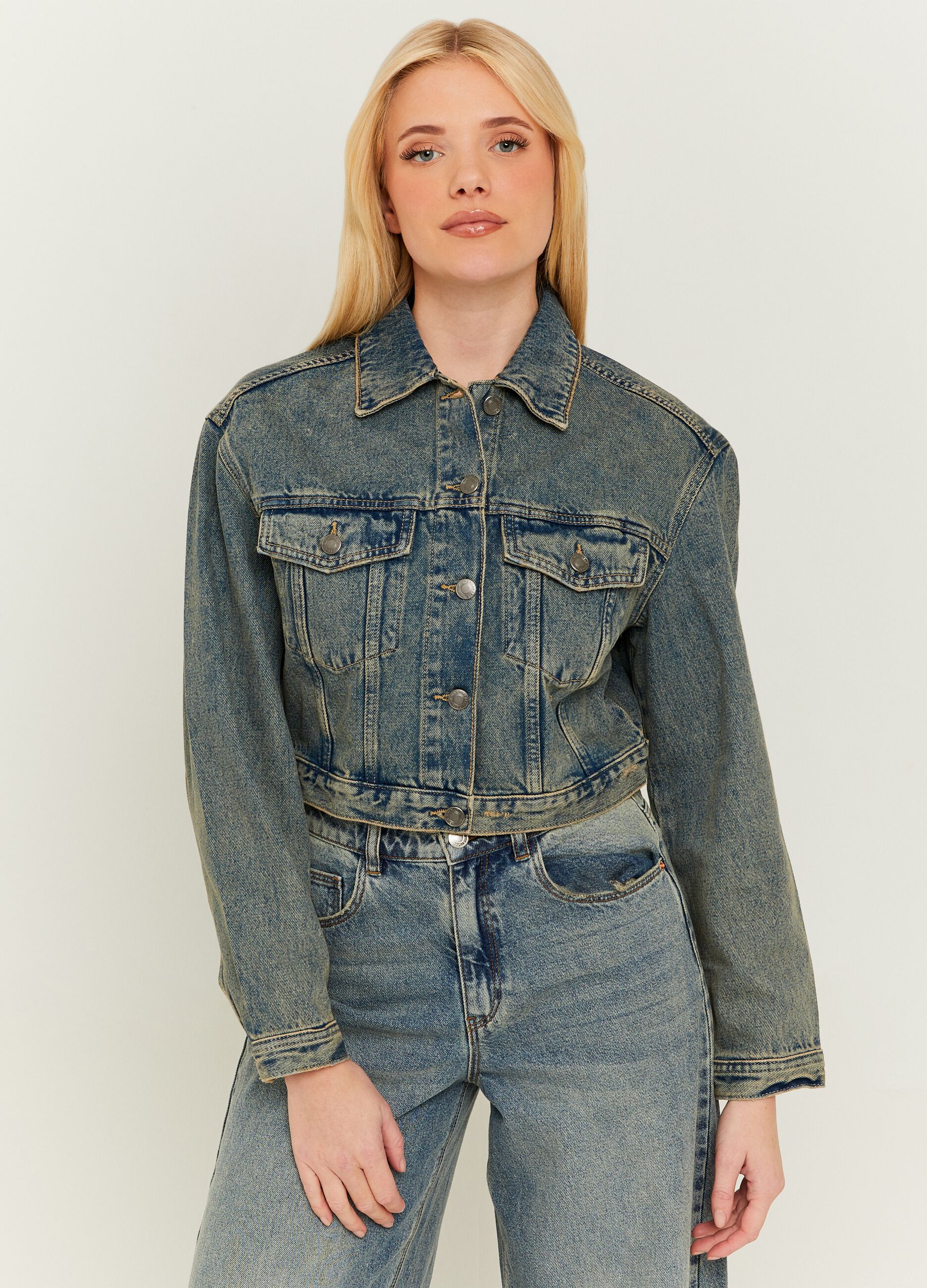Crop jacket in acid wash denim