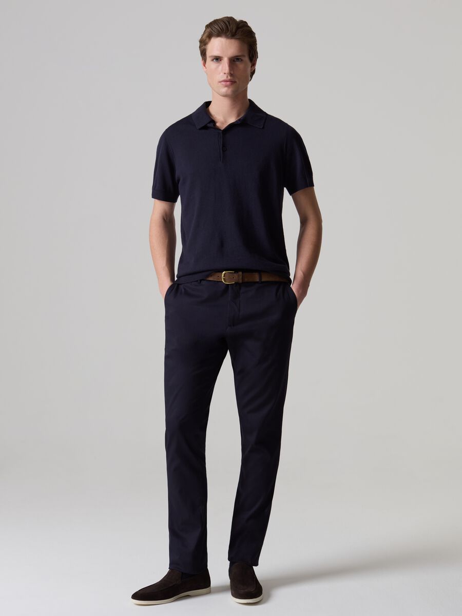 Contemporary chino trousers with five pockets_0