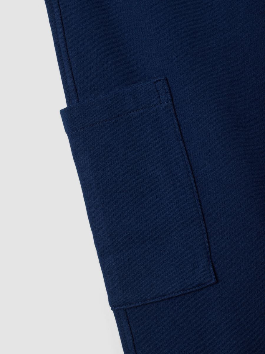 Pantaloni jogger blu in puro cotone organico con tasche cargo per bambino_3