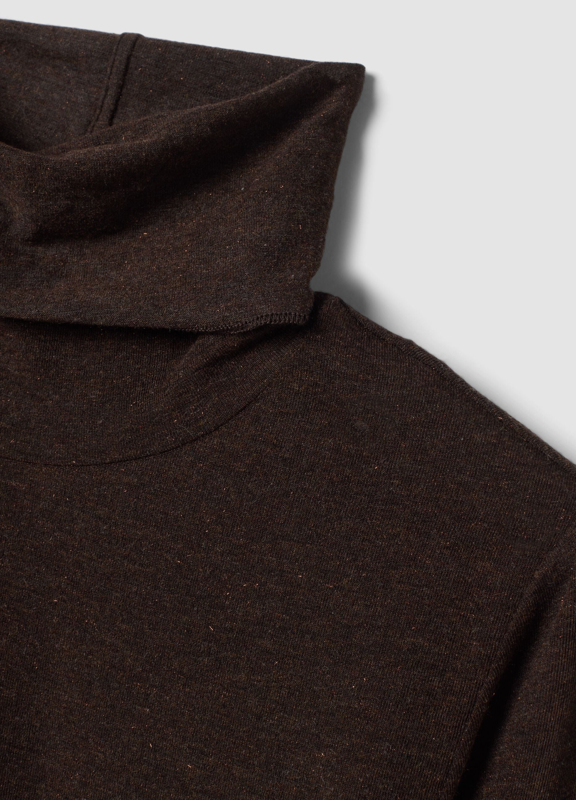 T-shirt marrone in modal e lana elasticizzata con colletto rialzato regular fit