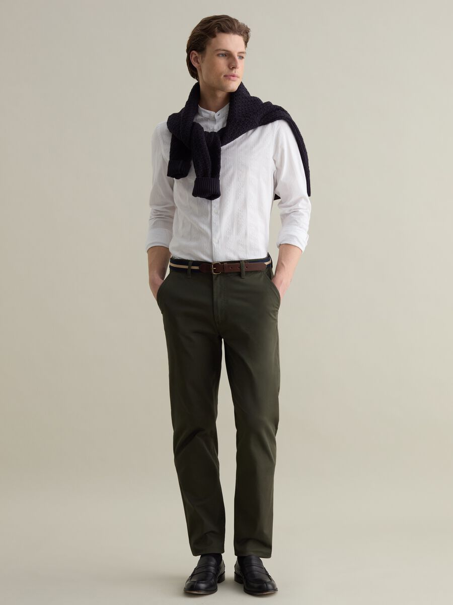 Slim-fit chinos in stretch twill_0