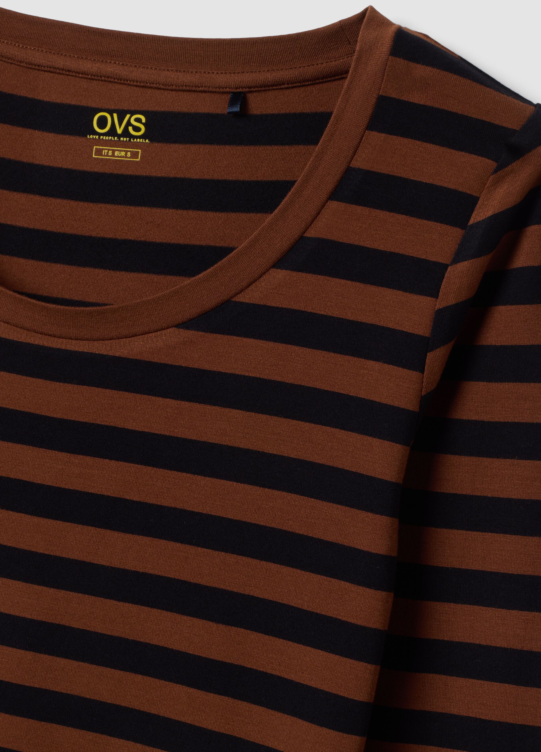 T-shirt marrone in viscosa elasticizzata a righe girocollo slim fit