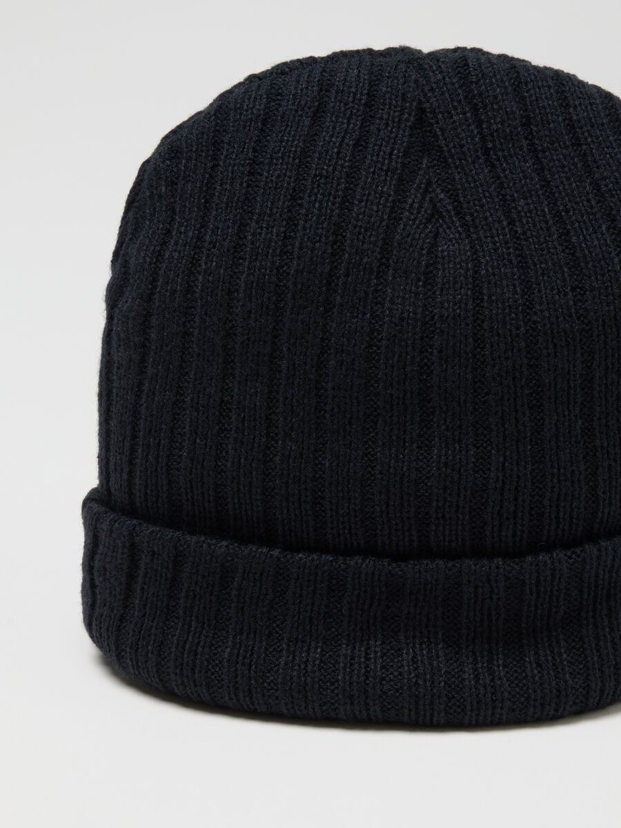Berretto blu in maglia pesante_2