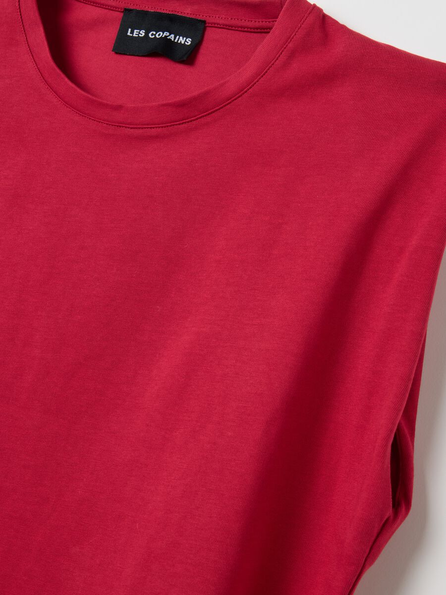 Red sleeveless boxy-fit T-shirt with spaghetti straps_5