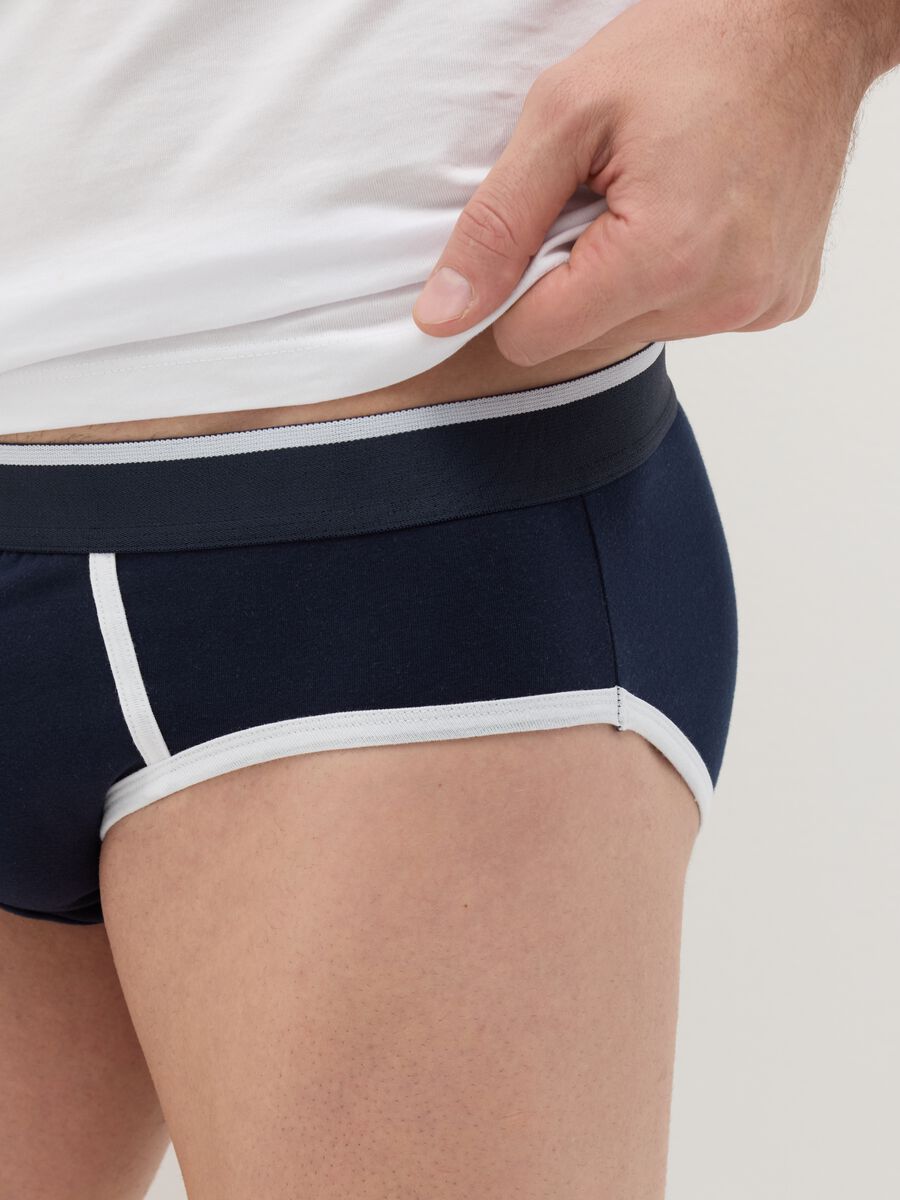 Stretch briefs with contrasting details_2