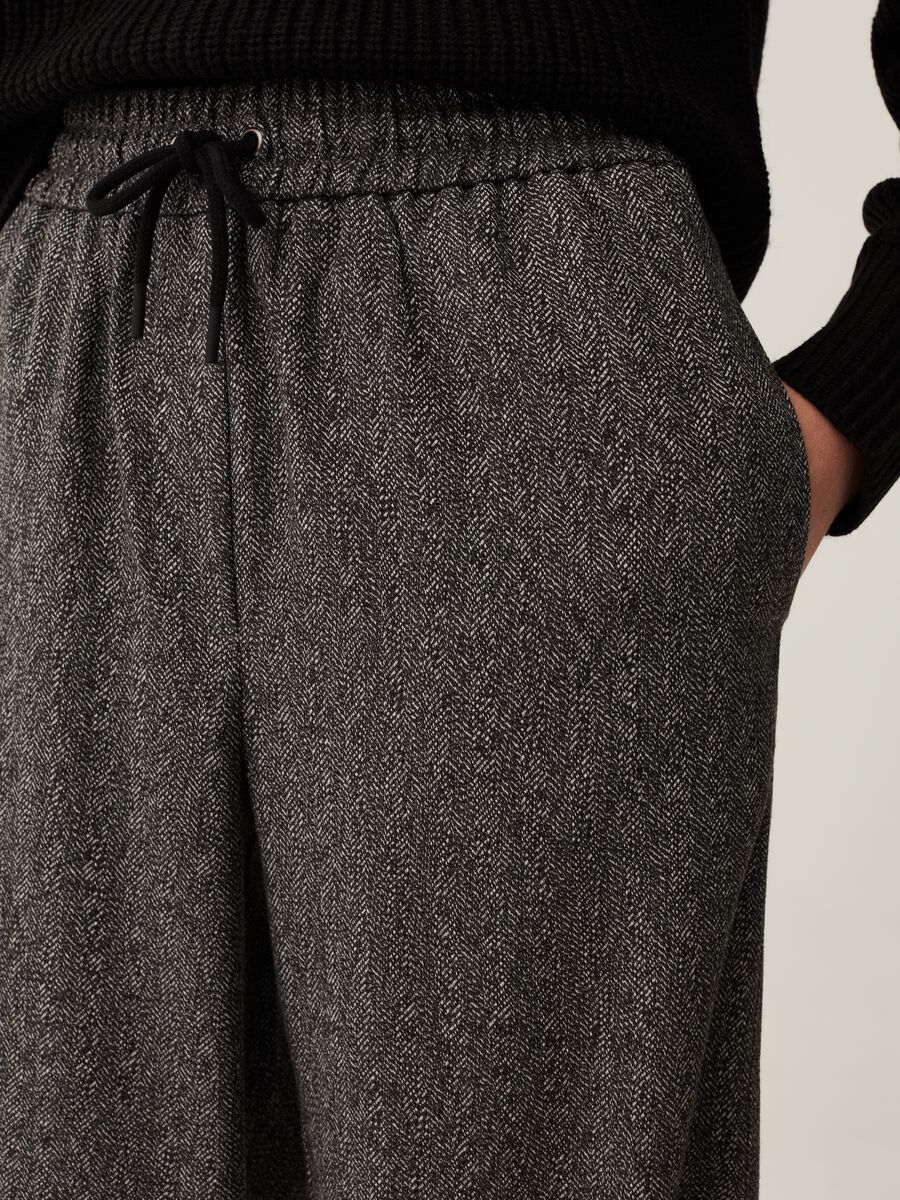 Joggers wide leg con trama a spina di pesce_3