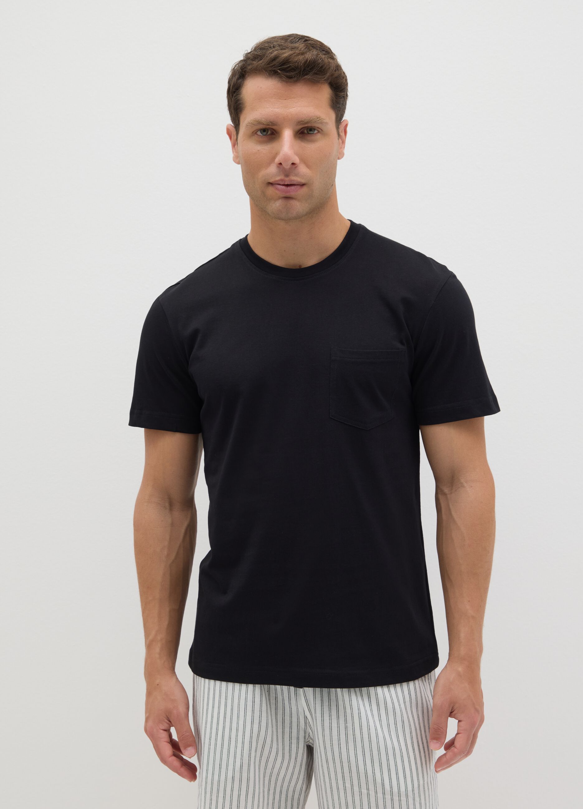 Pigiama da uomo in puro cotone nero regular fit con pantaloncini a quadri