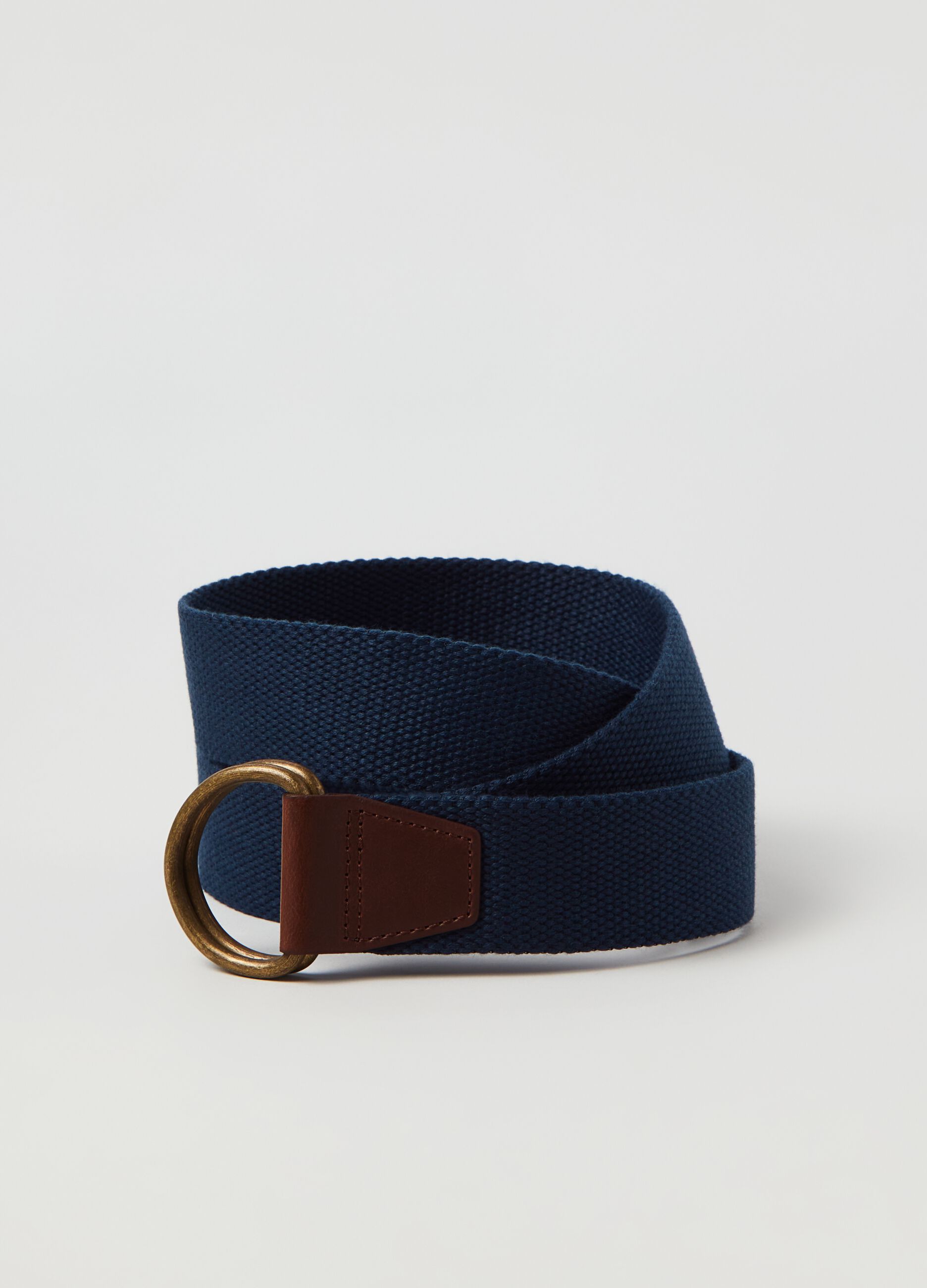 Canvas belt with ring buckle.