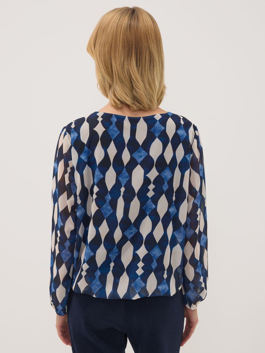 Blusa blu e bianca a fantasia geometrica regular fit_3