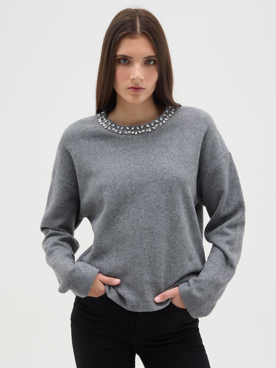 Maglia grigia in misto cotone regular fit con collo decorato_0