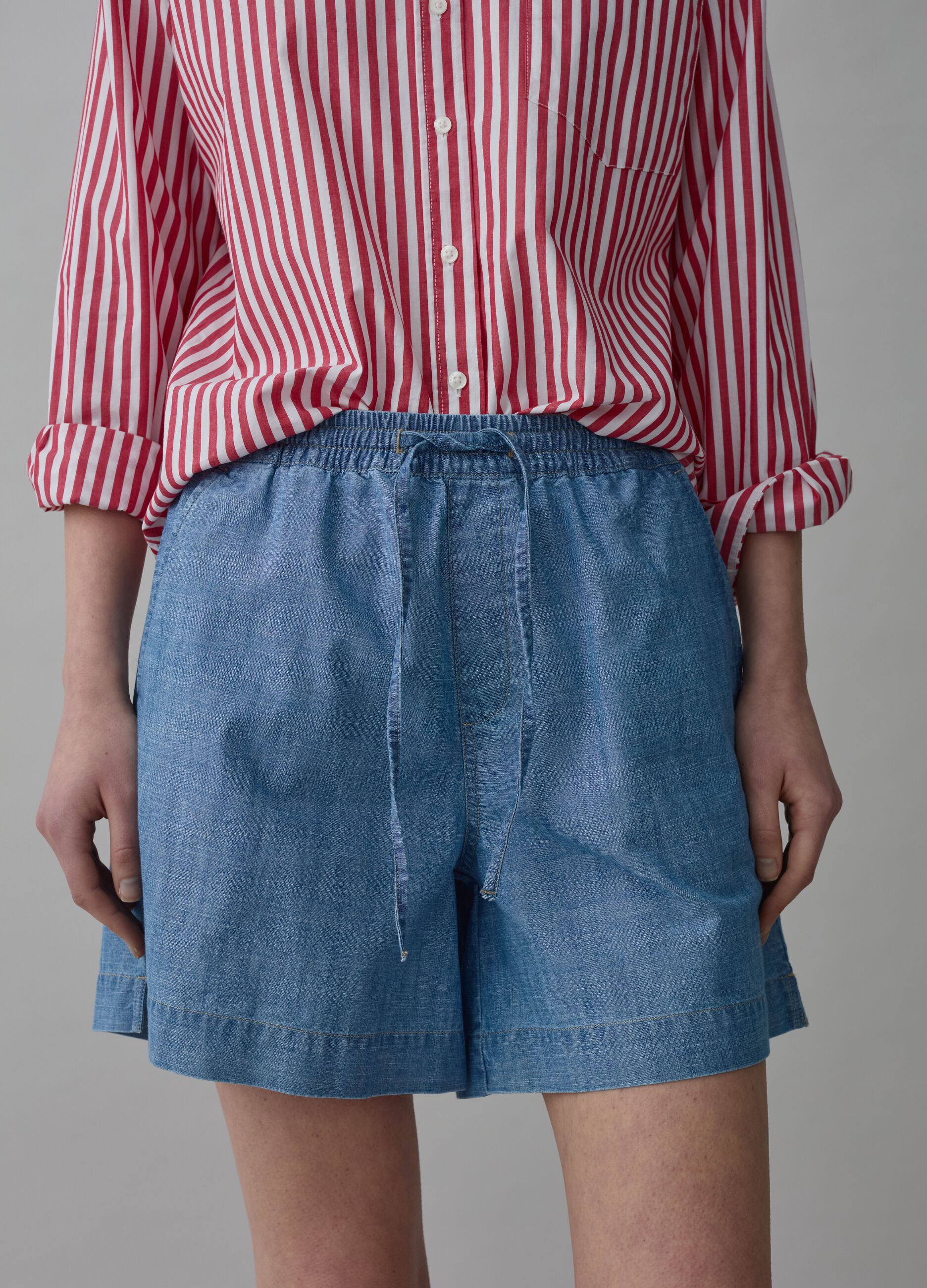 Shorts in denim fluido con tasche