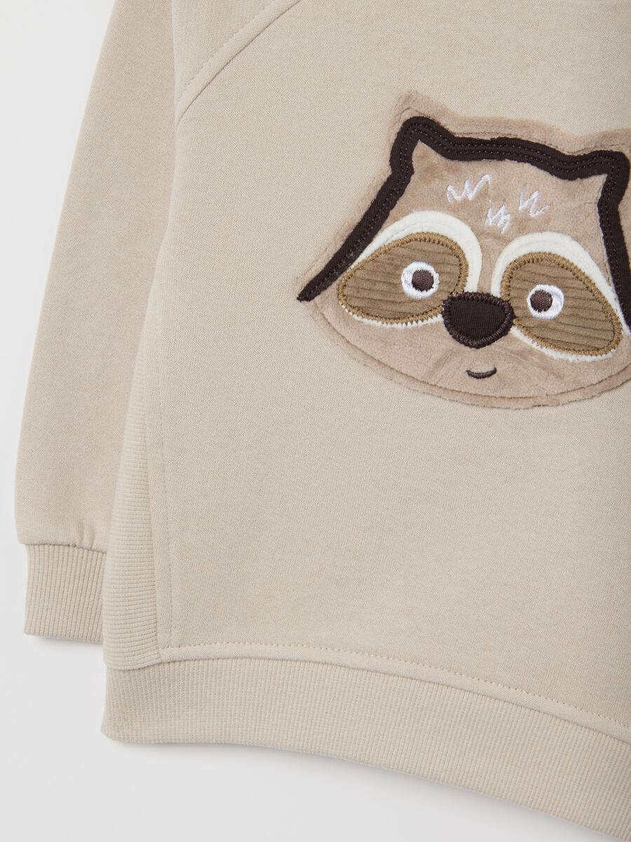 Beige sweatshirt with raccoon embroidery_2