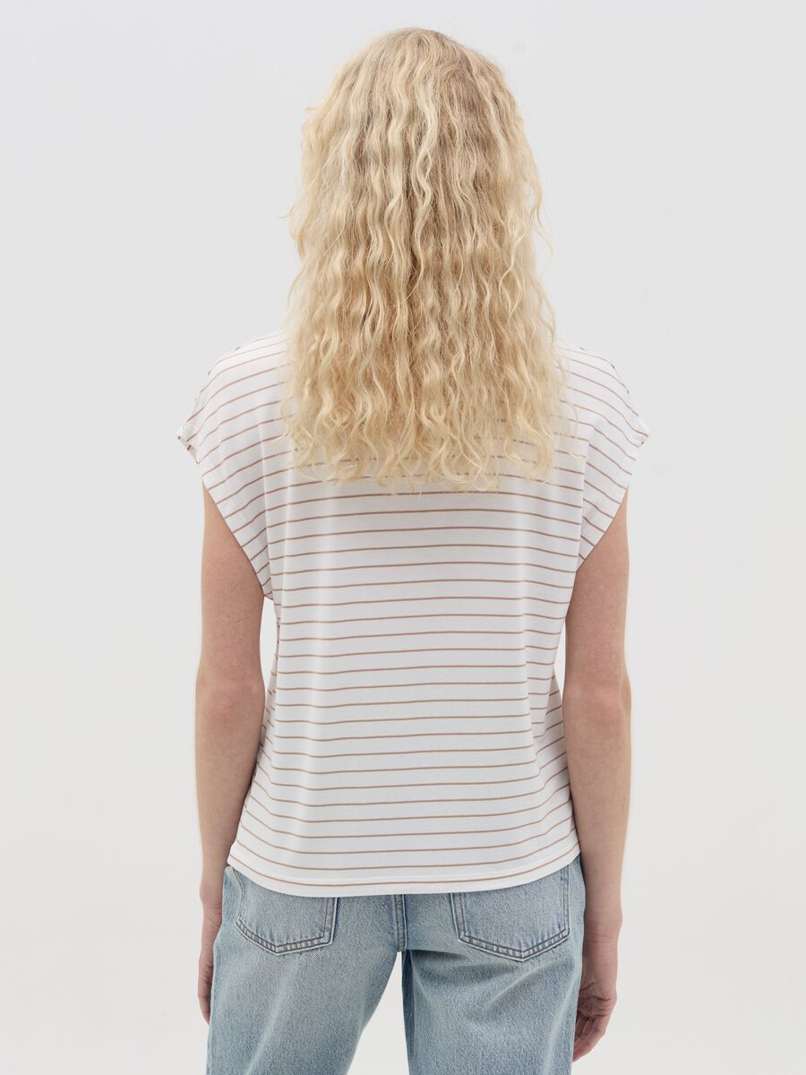 White and beige striped T-shirt with short sleeves_3