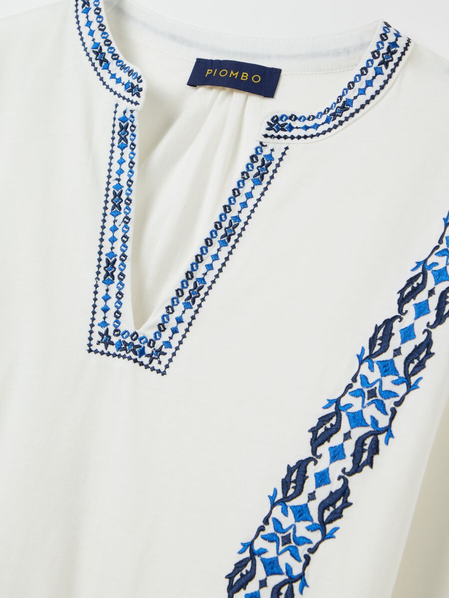 T-shirt with ethnic embroidery_5