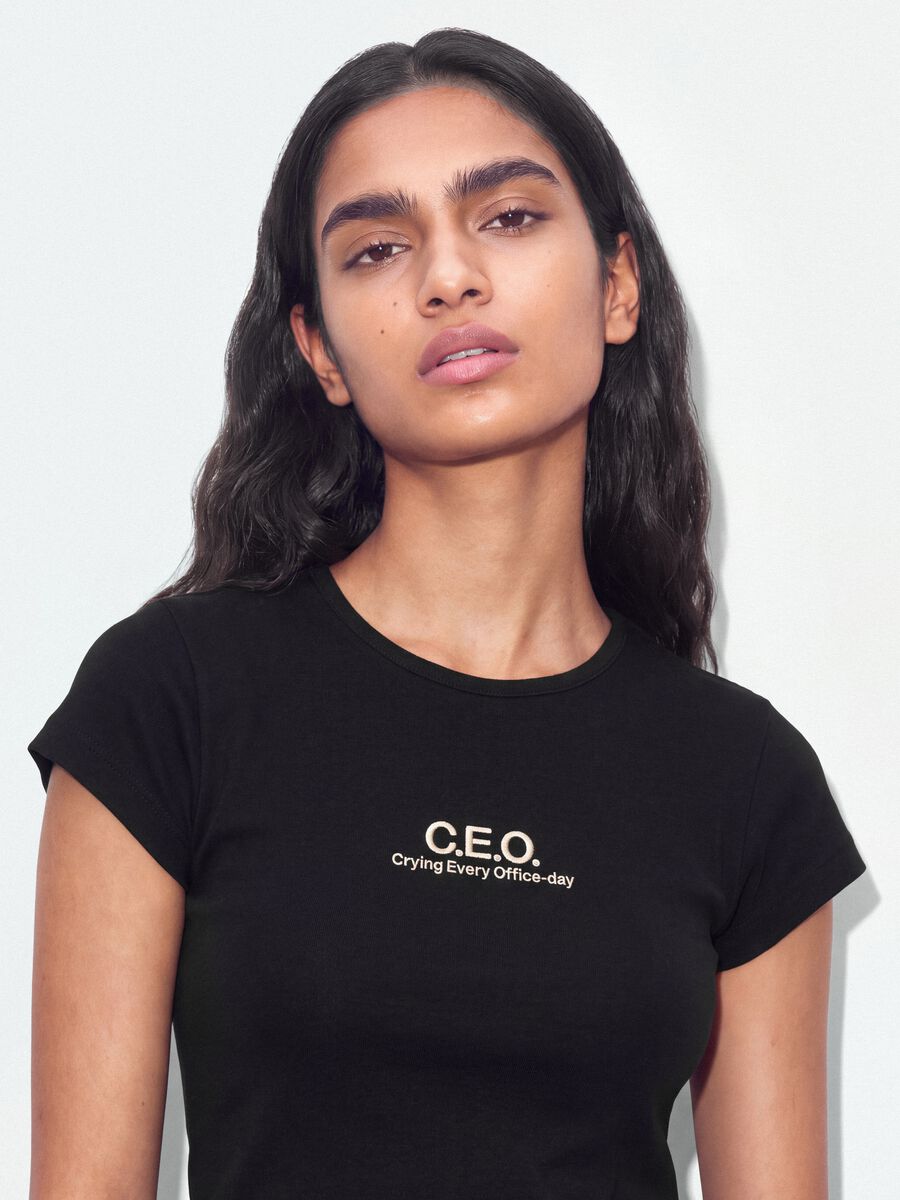 T-shirt nera in puro cotone a girocollo con scritta_0