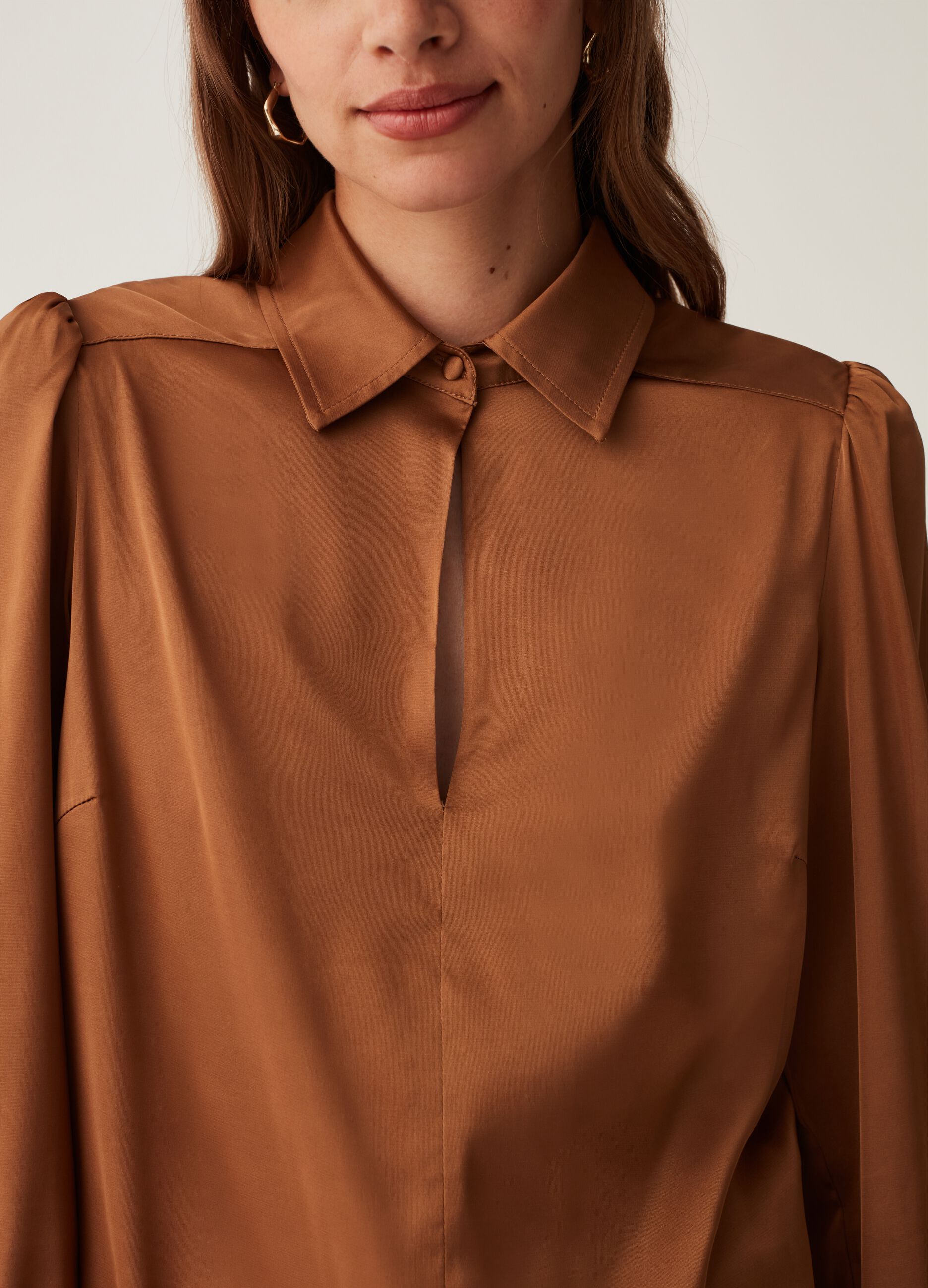 Blusa in satin con maniche a sbuffo_3