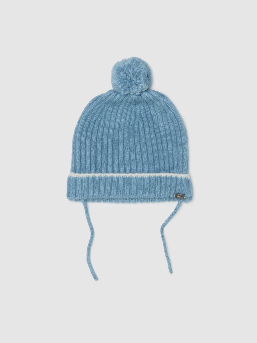 Cappello azzurro da neonato con pompon e dettagli a righe_0