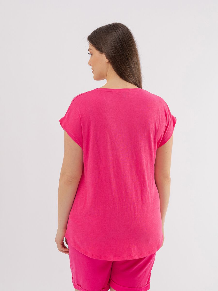 Curvy slub cotton T-shirt with V neck_2