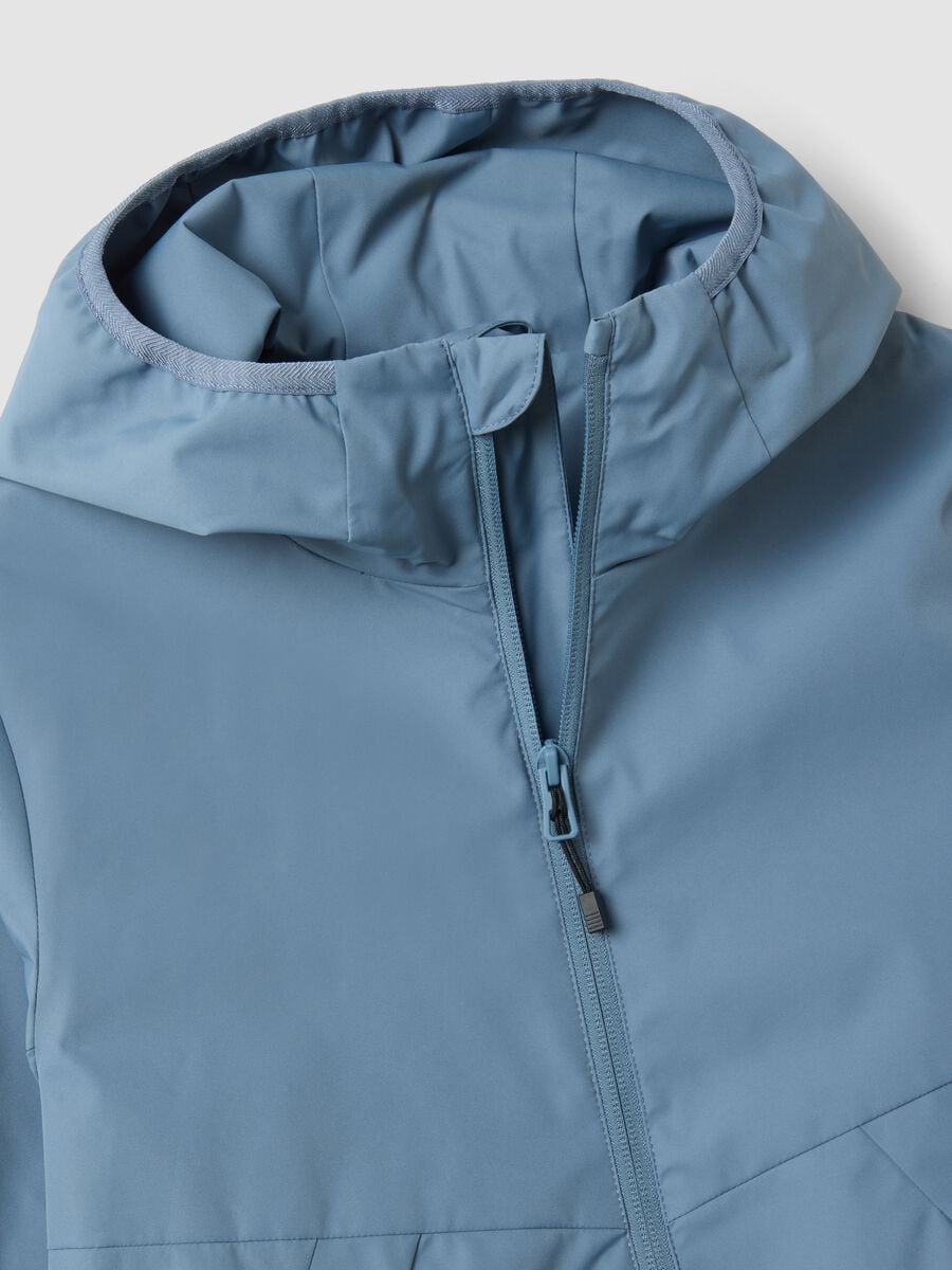 Giacca antipioggia over fit blu con cappuccio e zip per ragazzo_2