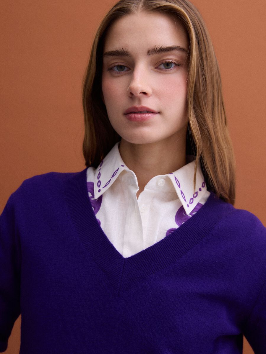 Maglia viola in pura lana con scollo profondo a V_1