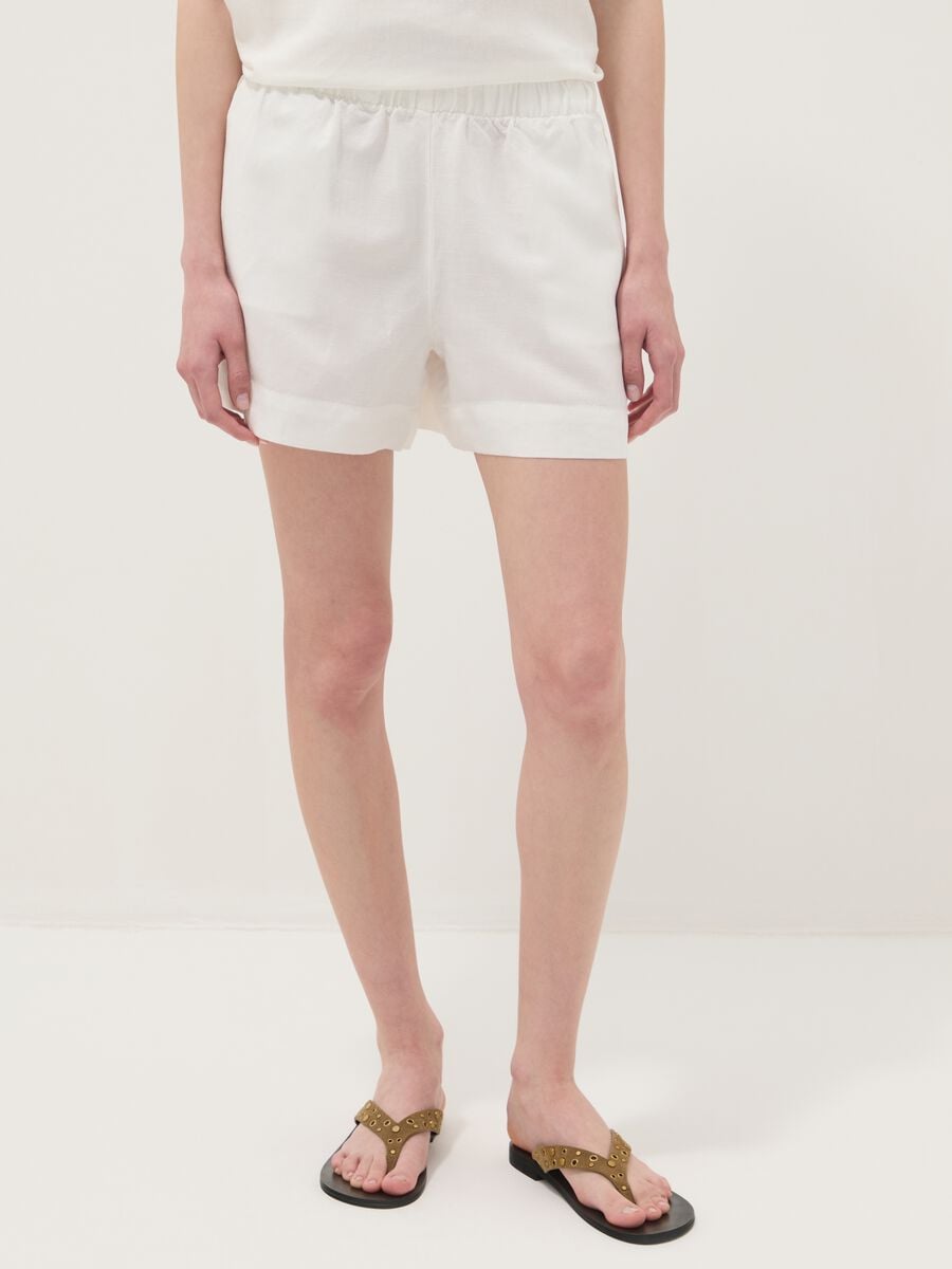 Shorts bianchi in misto lino e viscosa con vita elasticizzata regular fit_1