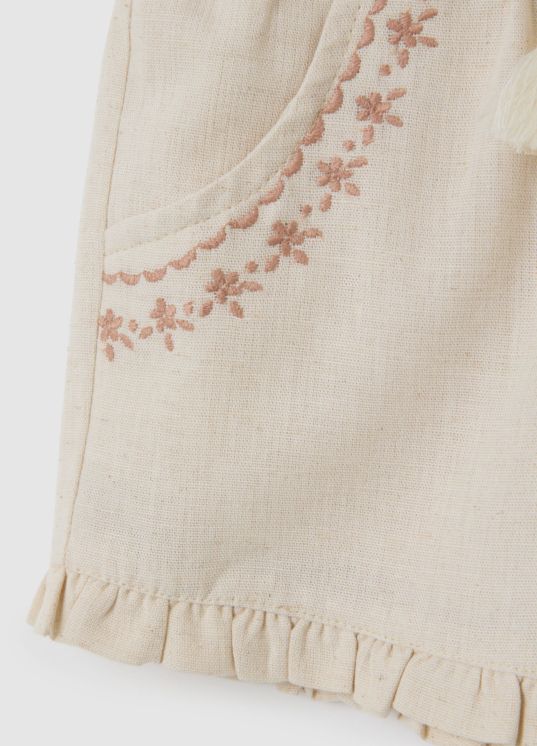 Beige cotton baby shorts with regular fit and fringes