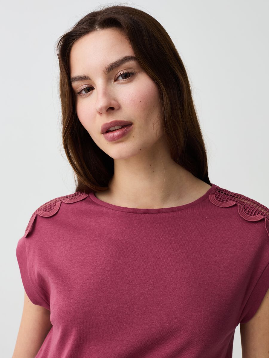 Sleeveless T-shirt with crochet application_1