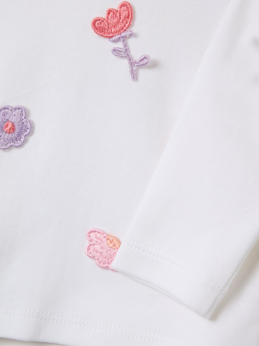 Long-sleeved T-shirt with crochet flowers_2