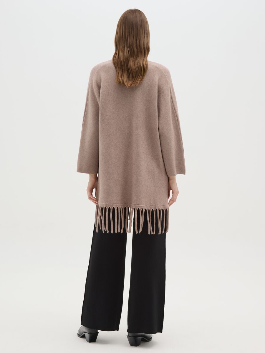 Cardigan lungo beige con frange sul fondo_2