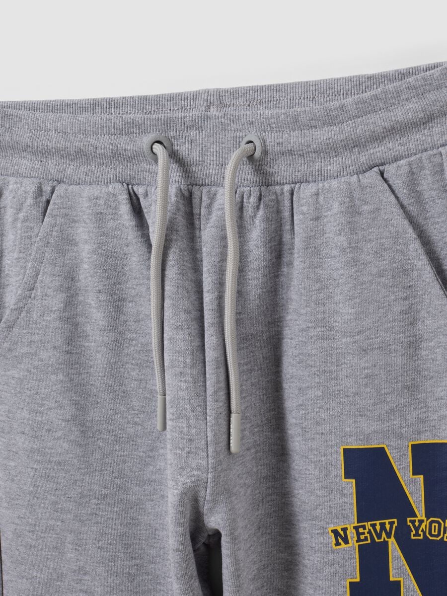 Grey pure cotton jogging set with sweatshirt and trousers for boys_2