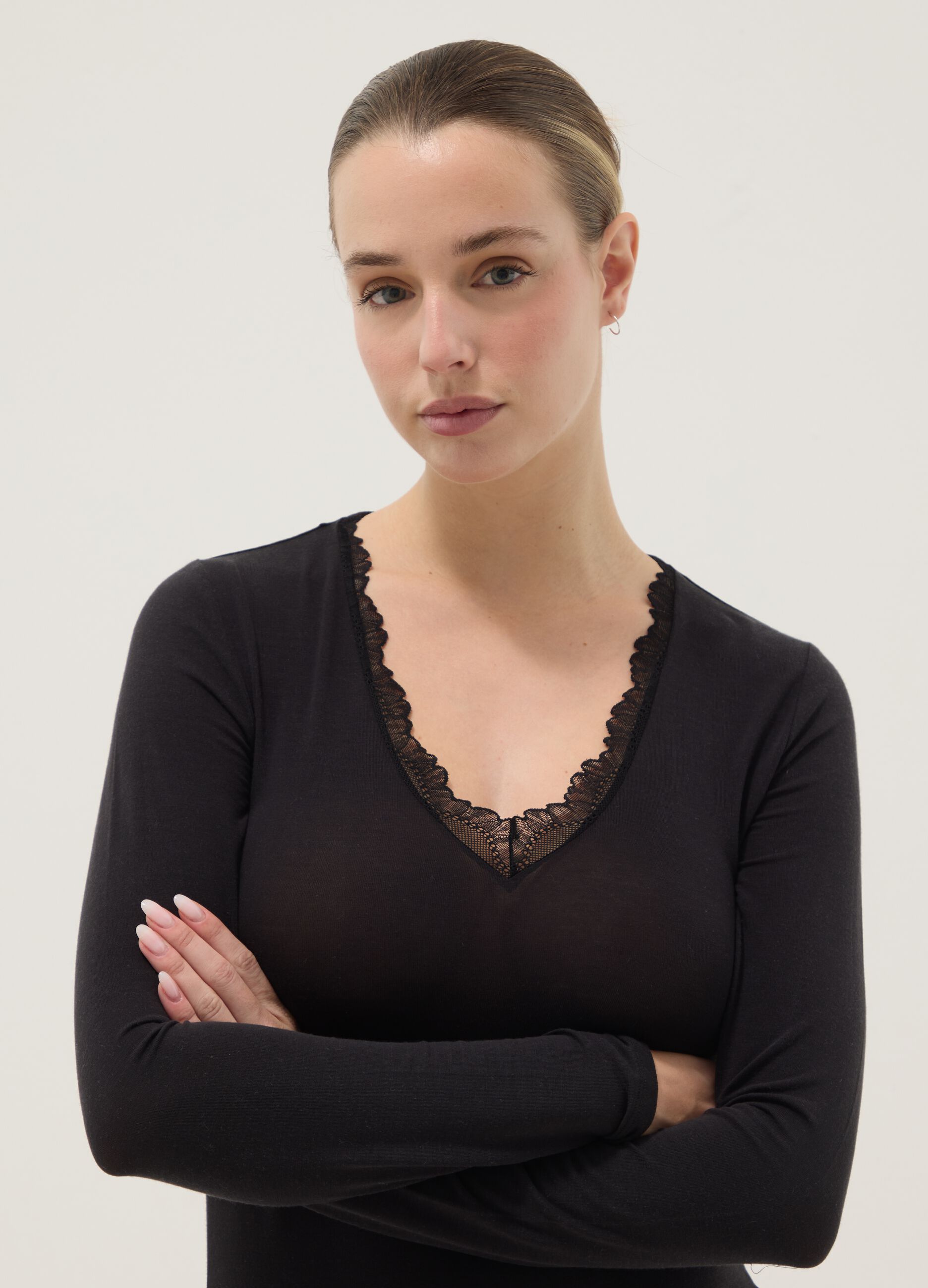 Maglia a maniche lunghe nera regular fit e bordi in pizzo