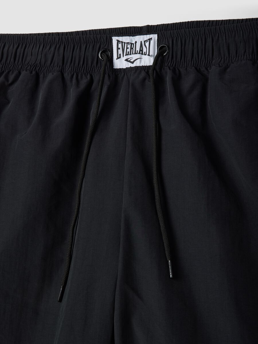 Shorts sportivi neri regular fit con dettagli bianchi e arancioni_1