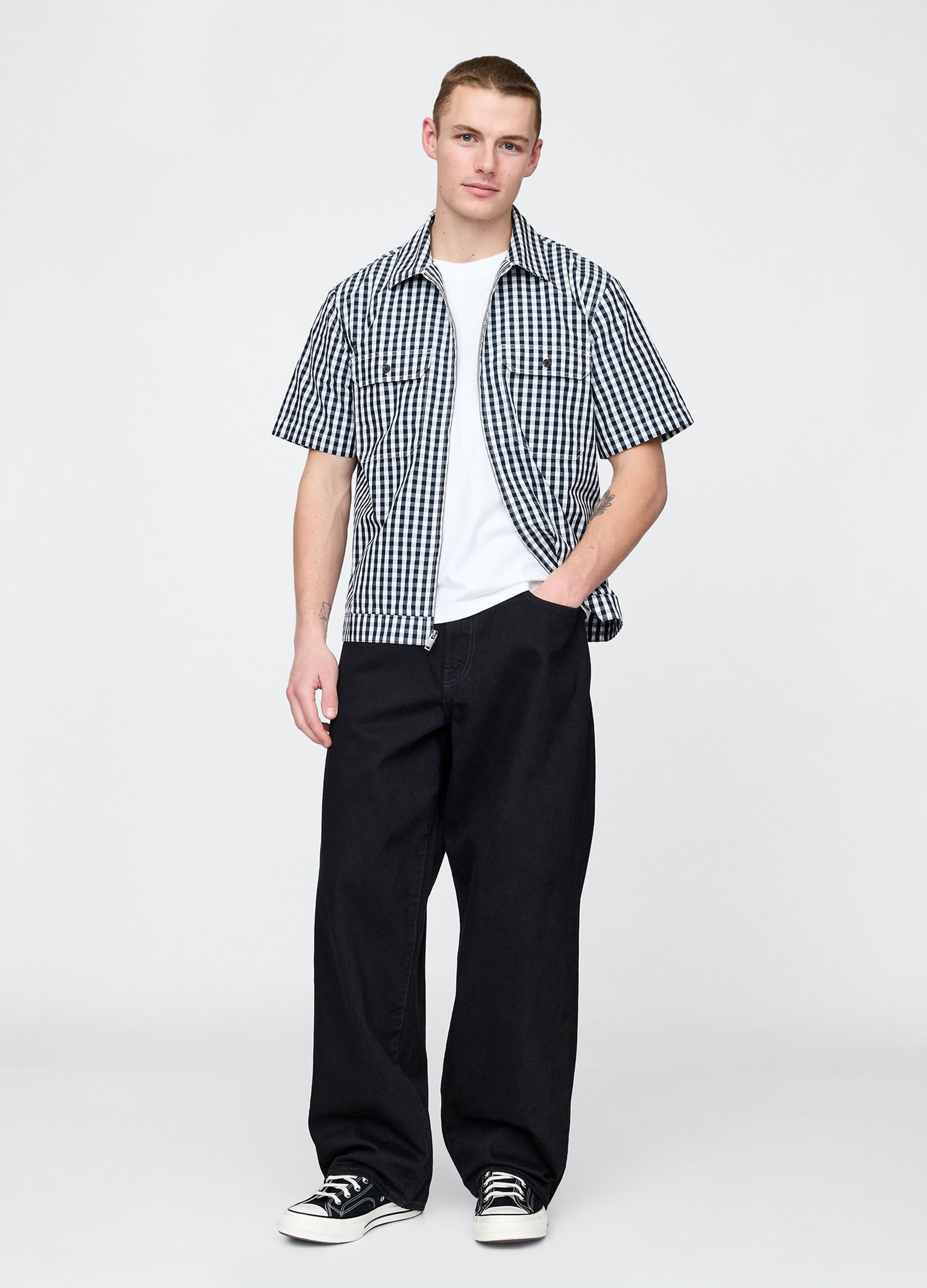 Blue and white checked short-sleeve shirt
