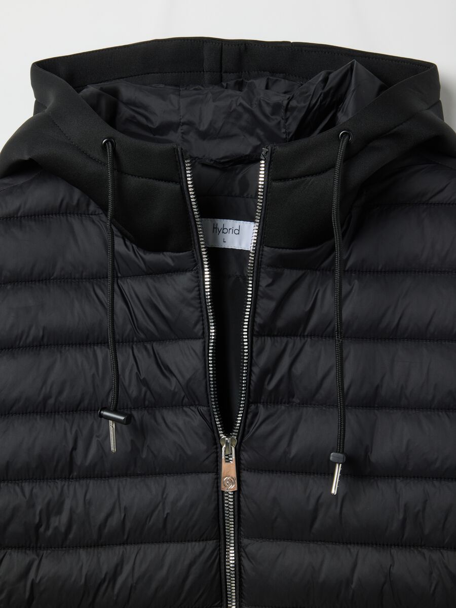 Giacca imbottita nera regular fit con cappuccio e zip_1