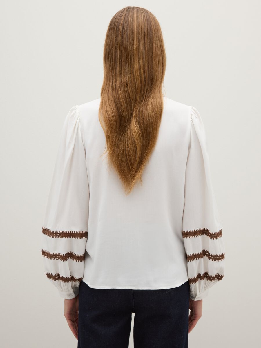 White regular fit shirt with embroidered details_3