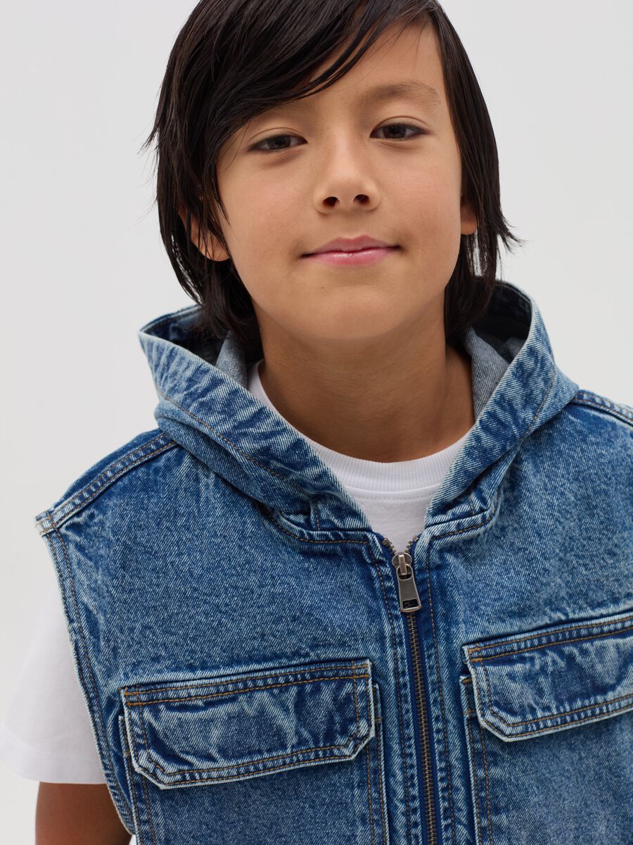 Gilet full-zip in denim con cappuccio_2