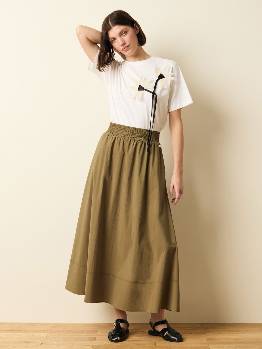 T-shirt con applicazione fiori_2