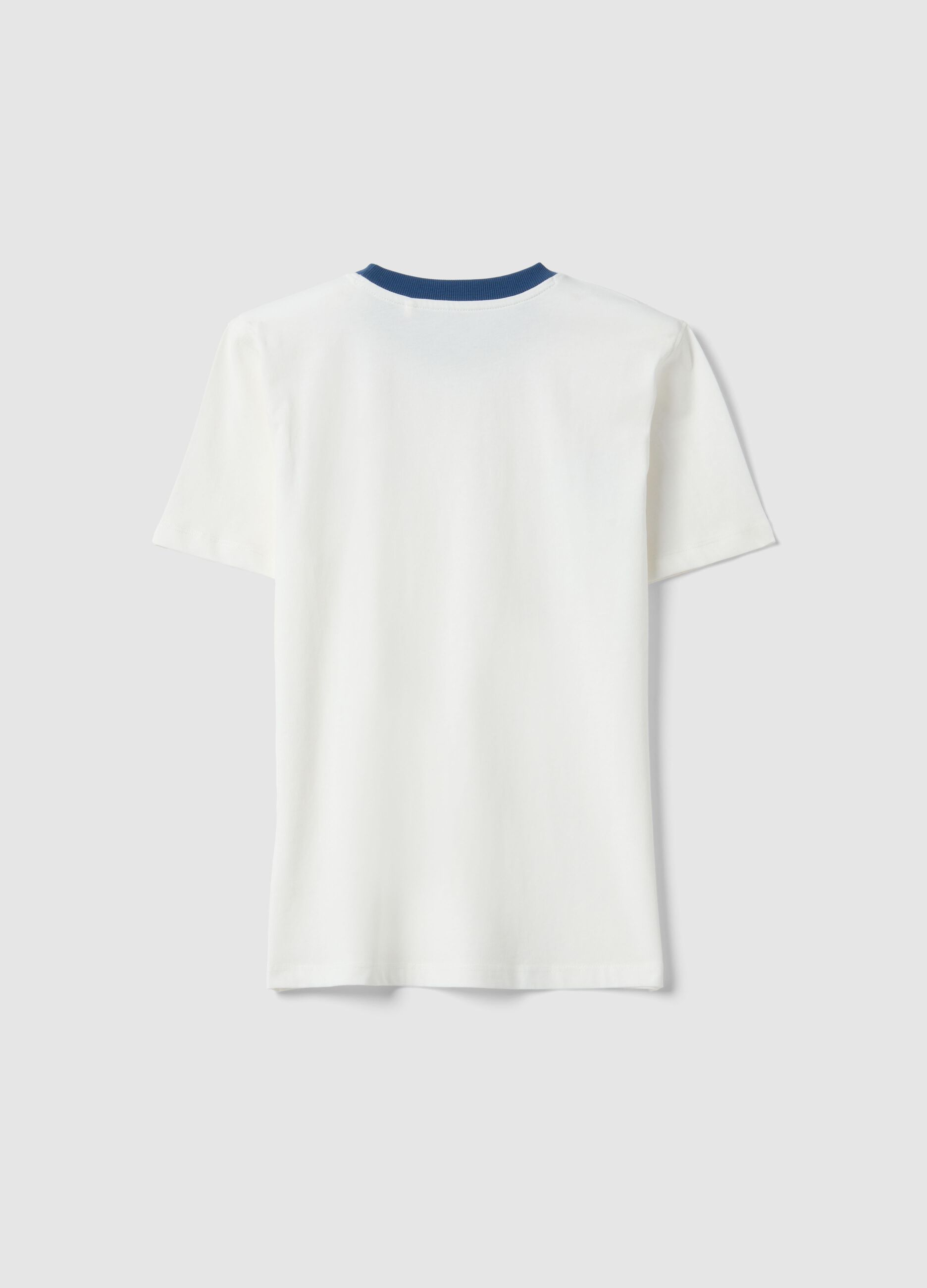Boys' pure white cotton T-shirt relaxed fit with blue collar