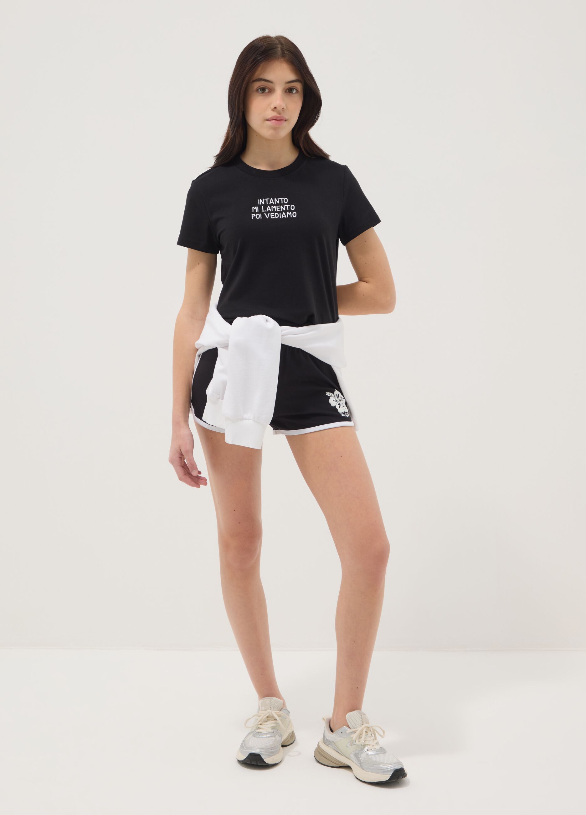 Shorts neri in puro cotone da ragazza slim fit con profili bianchi