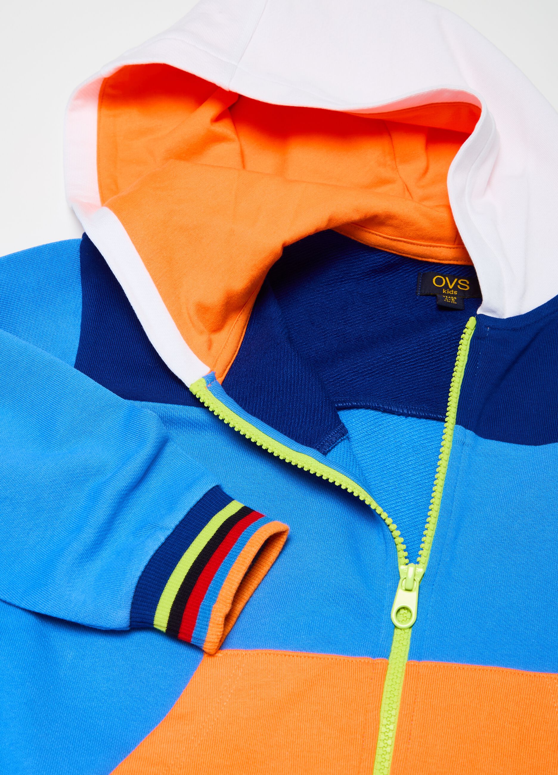 Full-zip color block con cappuccio