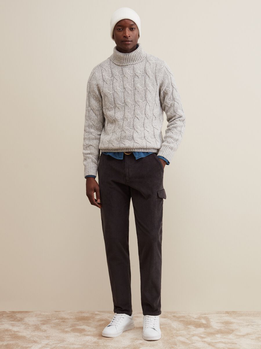 Pullover con lavorazione a trecce bicolore_1