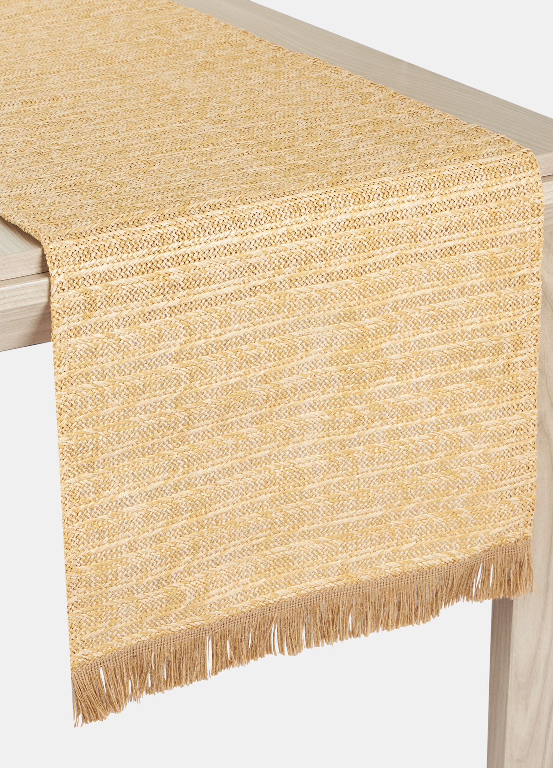 Table runner with fringing