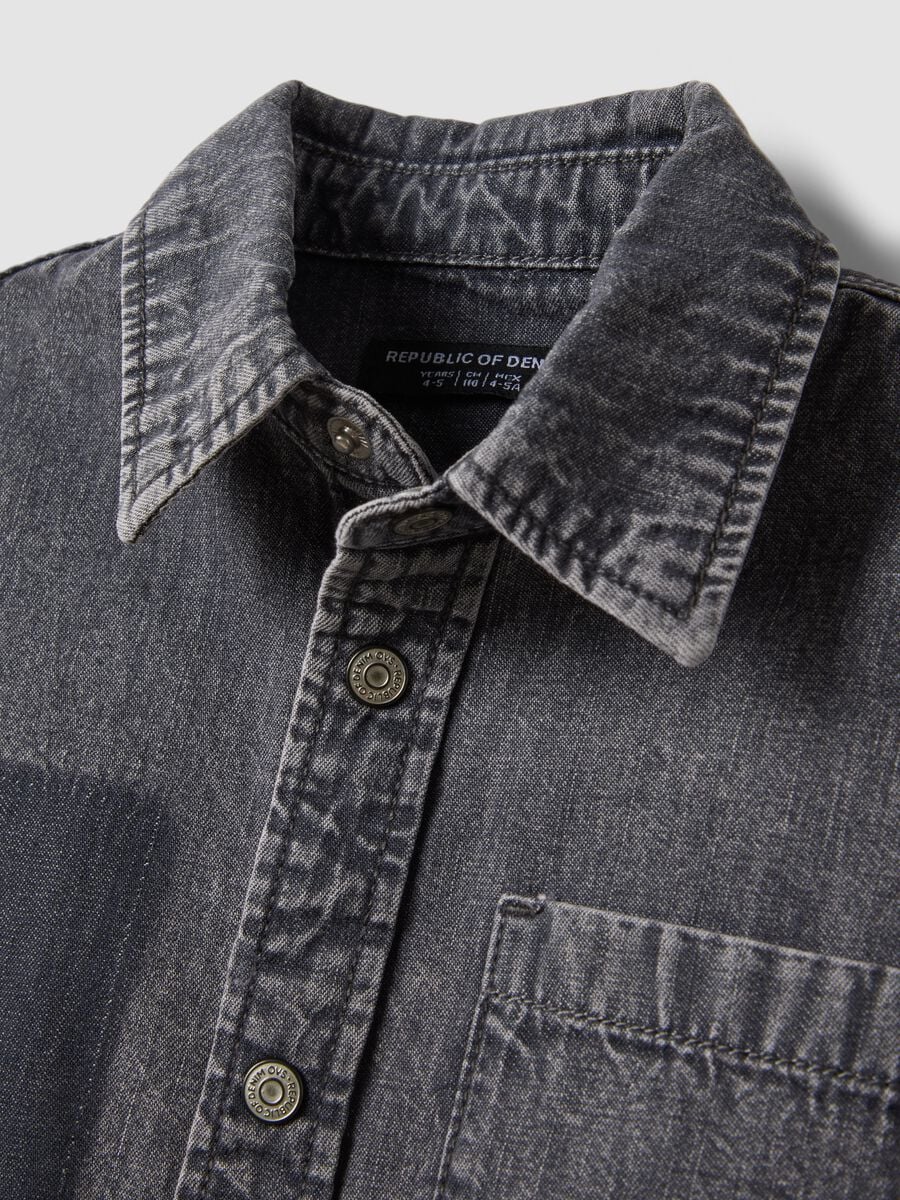 Camicia grigia in puro cotone a maniche corte con patch per bambino_2