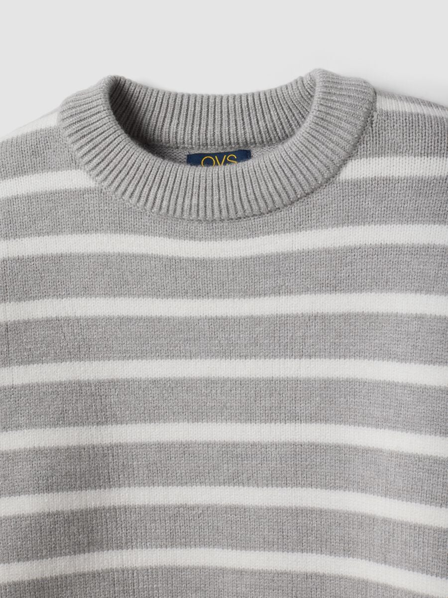 Maglia grigia in misto viscosa a righe con girocollo_4